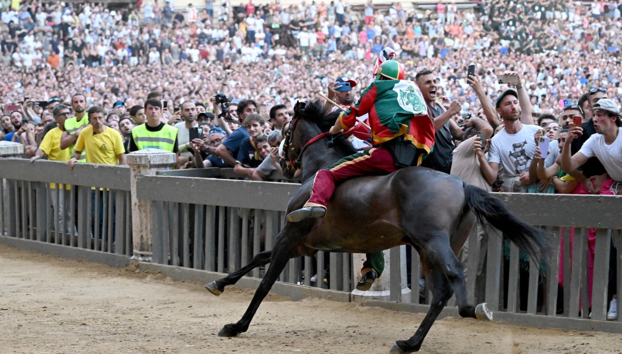 Il Palio di Siena torna dopo due anni di stop per il Covid. Grande spettacolo, vittoria al fotofinish