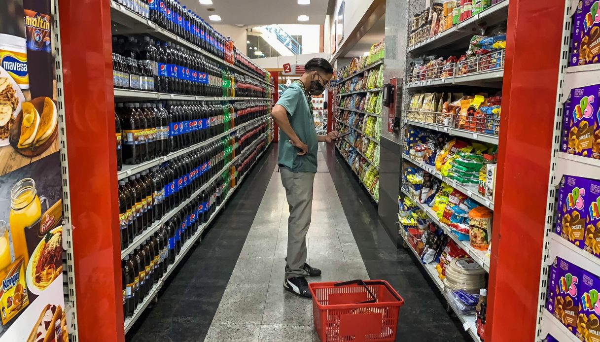 Il piano del governo per abbassare i prezzi al supermercato: quali prodotti potrebbero costare di meno