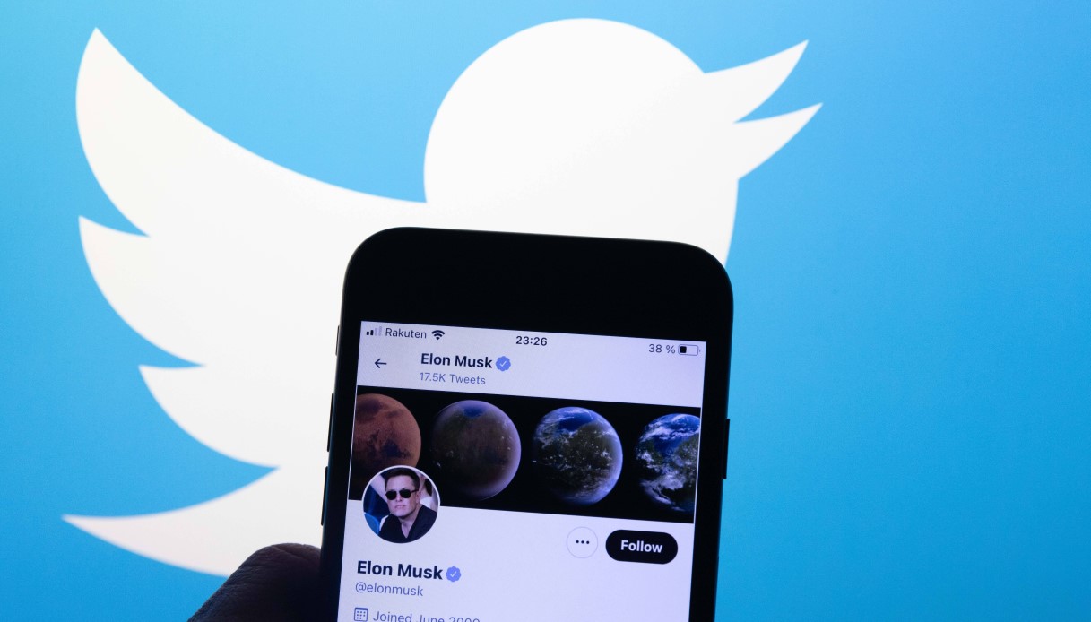 Elon Musk ritira offerta per Twitter: azioni crollano. Il social: 