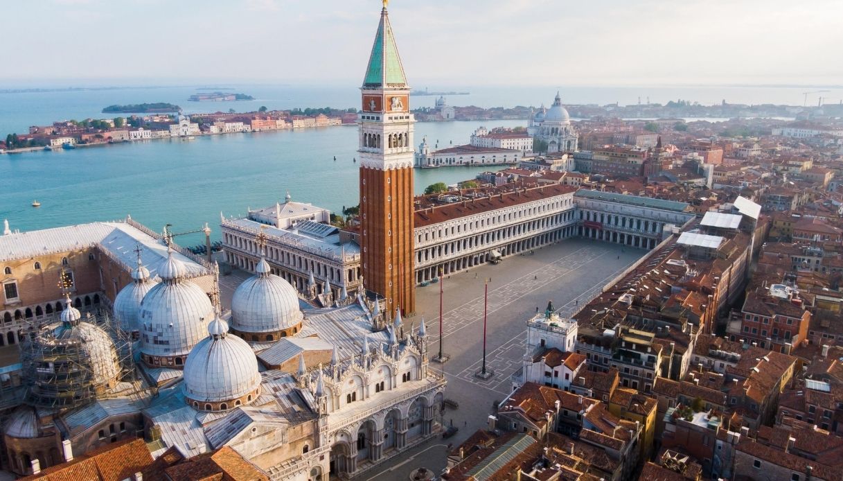 Turista muore per il caldo a Venezia: corpo in strada per ore