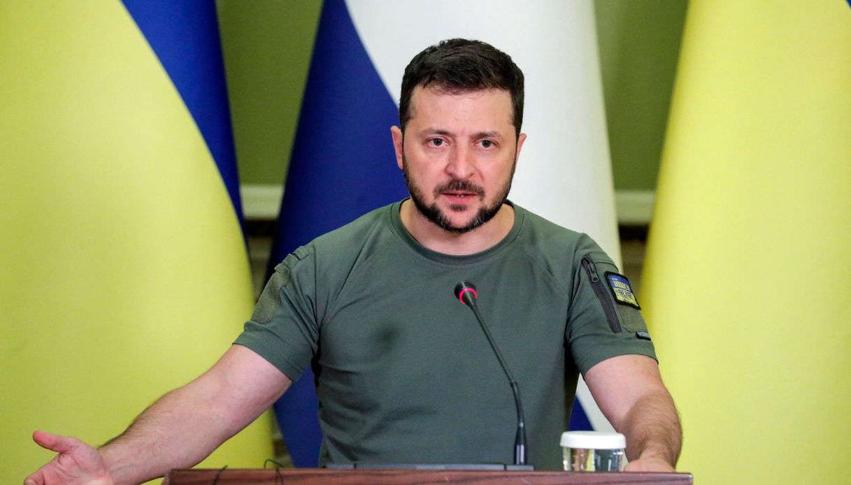 "Zelensky è grave in rianimazione", radio ucraine hackerate: notizia smentita, ma il momento è delicato