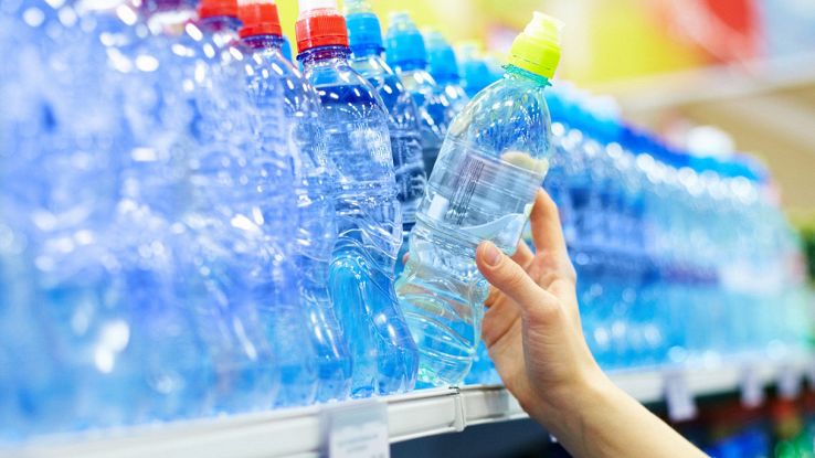 Acqua ritirata dal supermercato per la presenza di stafilococco: i lotti  contaminati, i rischi e i sintomi