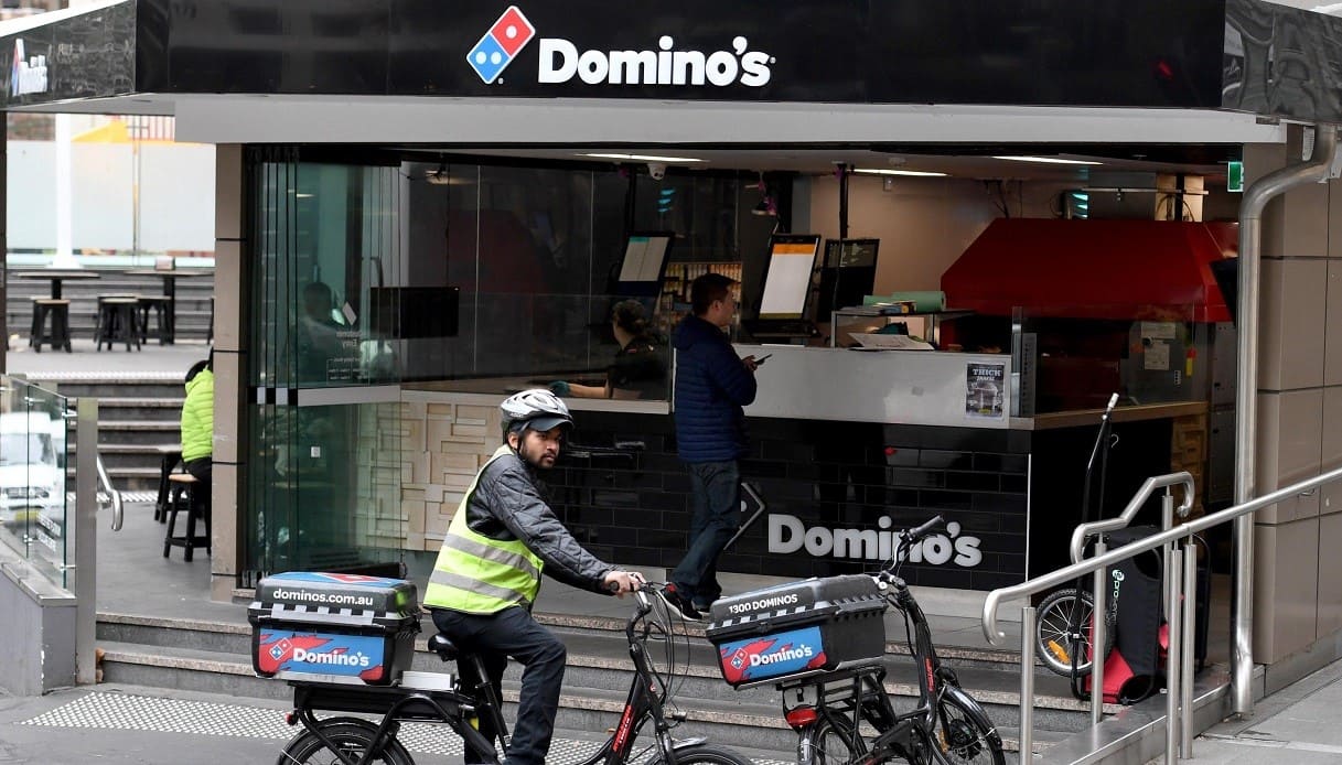 Una pizzeria espone il marchio Domino's.