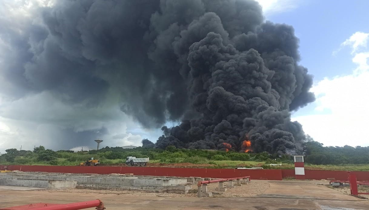 Incendio a Cuba, un fulmine ha colpito un deposito di petrolio: una vittima e diversi feriti