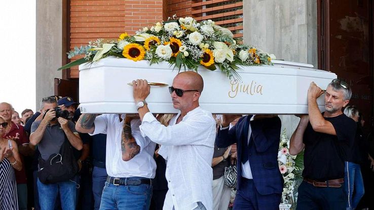 I funerali di Alessia e Giulia: a Castenaso l'ultimo saluto alle sorelle travolte dal treno a Riccione