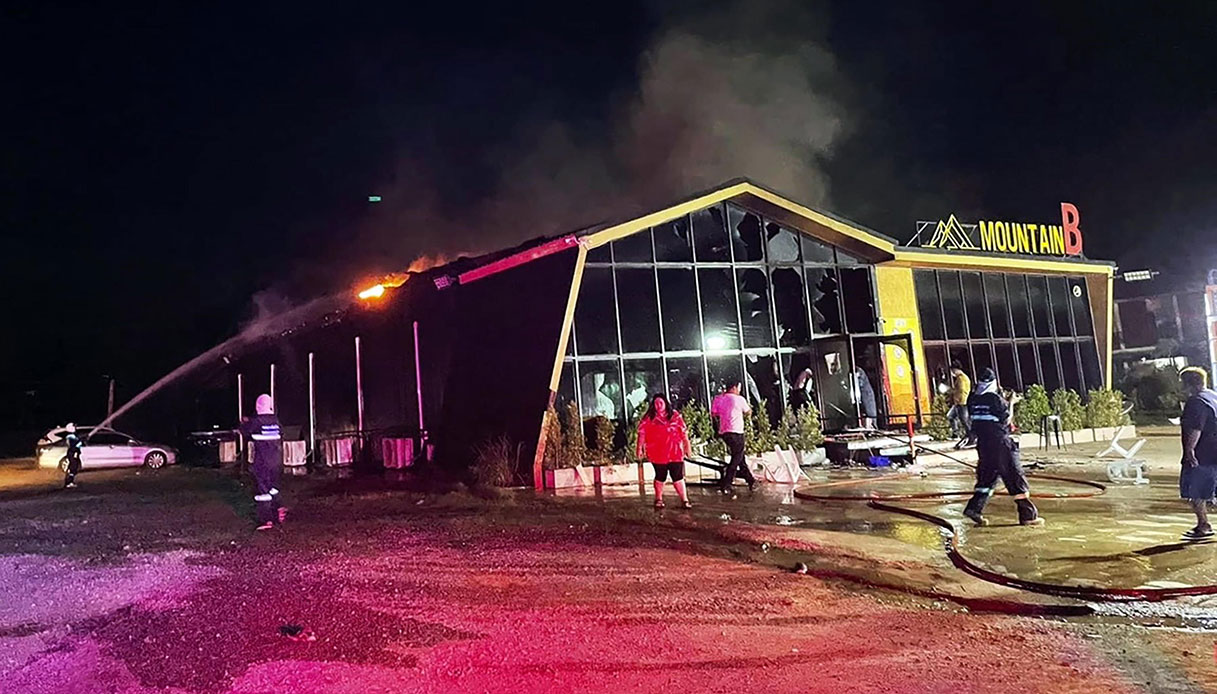 Incendio in una discoteca in Thailandia, ci sono molte vittime e feriti tra i turisti: la ricostruzione