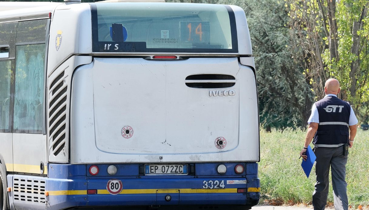 Torino, resta incastrato col braccio nell'autobus: 70enne in stampelle muore trascinato sull'asfalto