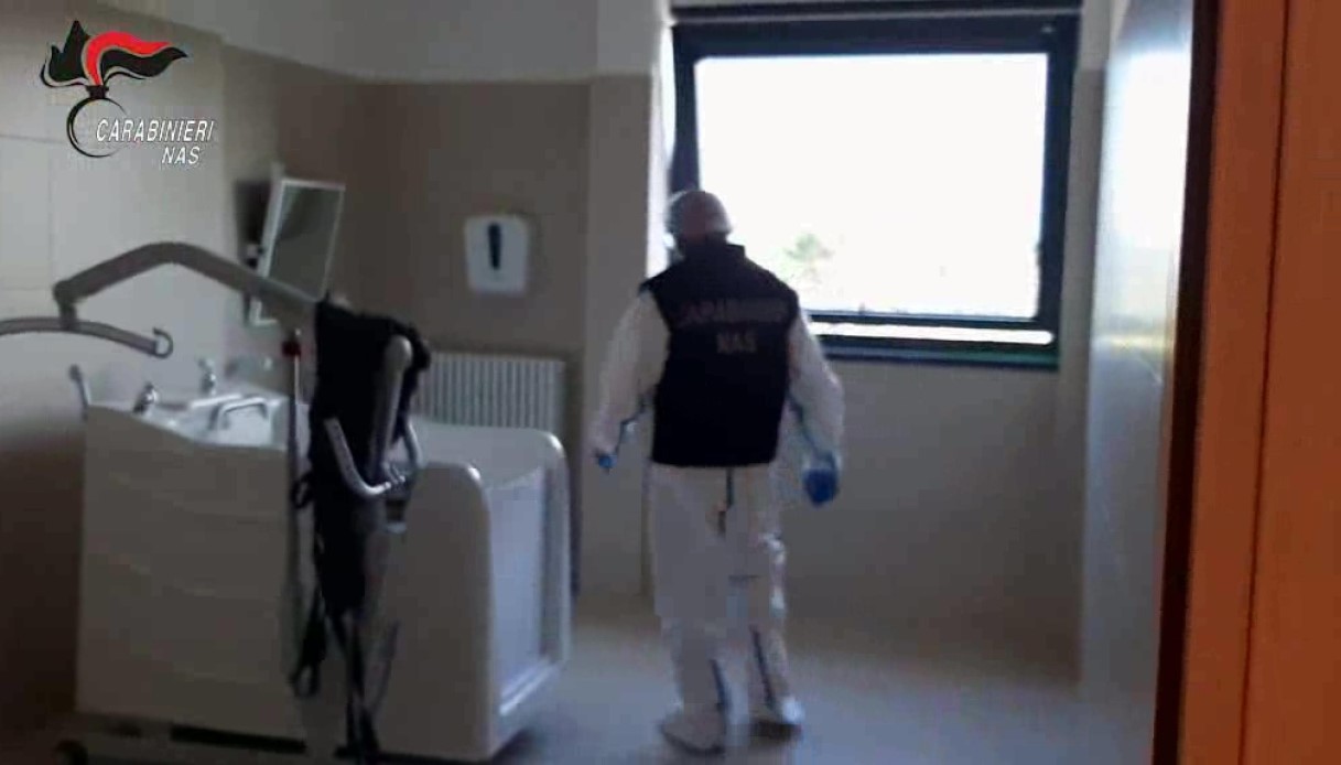 Udine, assistente ubriaca alla casa di riposo: cade addosso ad un anziano e lo manda all'ospedale