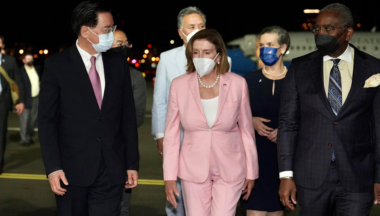 Nancy Pelosi a Taiwan, sale la tensione: Pechino invia missili verso l'isola, navi Usa al largo