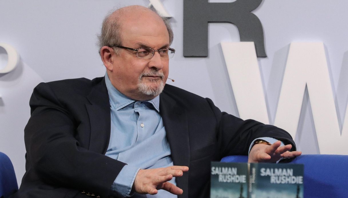 Salman Rushdie accoltellato, come sta e chi è l'attentatore