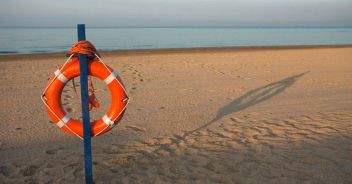 Ostia, la spiaggia è senza bagnino: 82enne muore annegato. Il caso