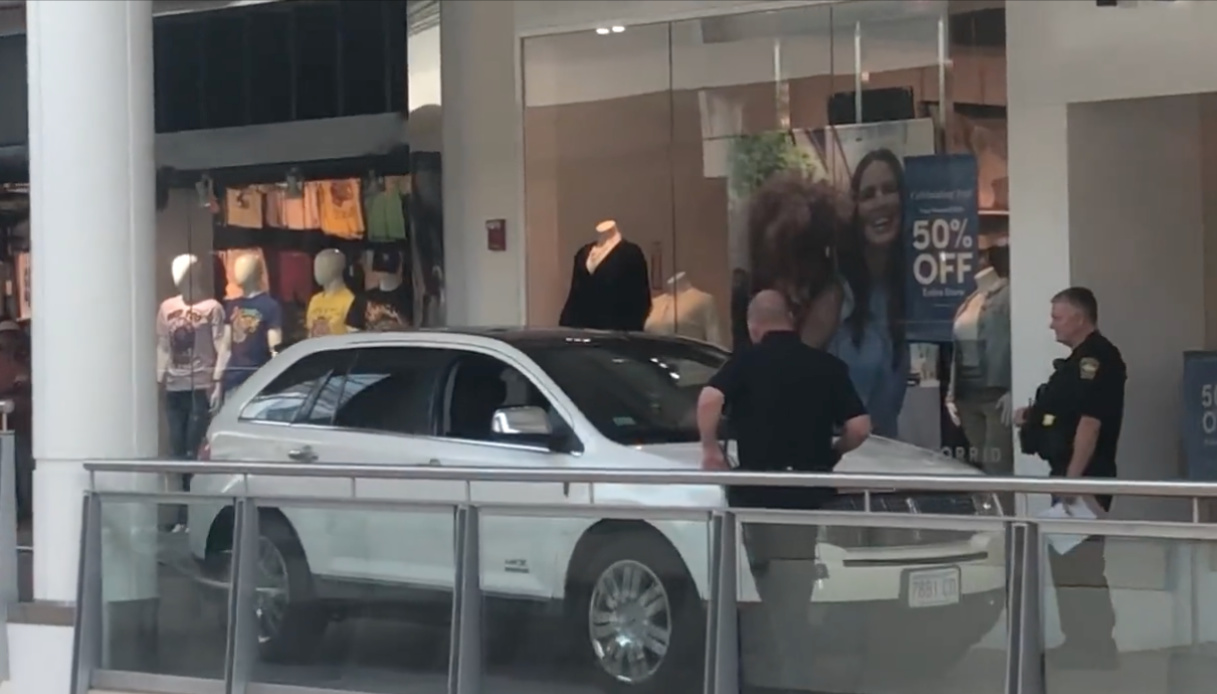 Enter the shopping center with SUV and go to the second floor: Great video