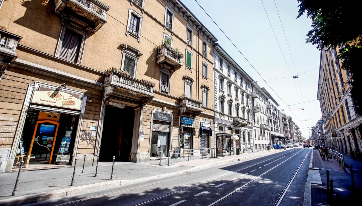 Milano, investita sul marciapiede da uomo in bicicletta: grave donna di 63 anni