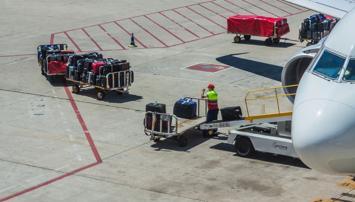 Orribile incidente all’aeroporto: capelli incastrati nel nastro trasportatore, muore addetta 26enne