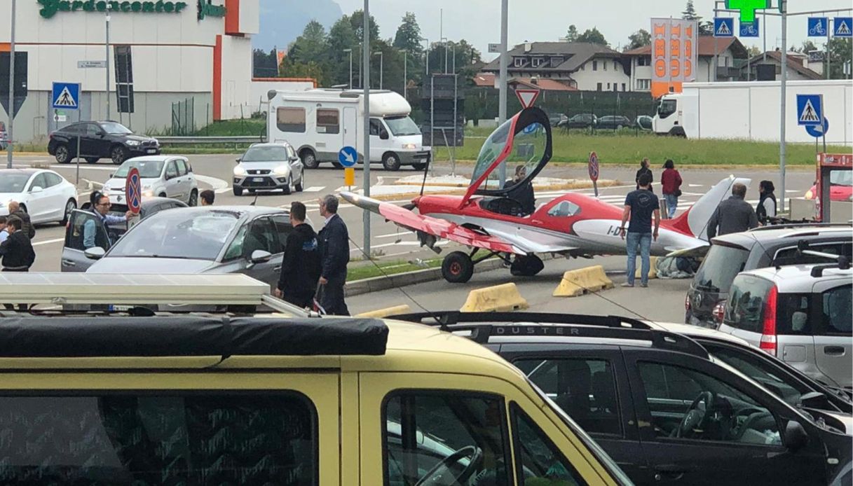 Bolzano, aereo ultraleggero finisce nel parcheggio di un supermercato: ci sono feriti