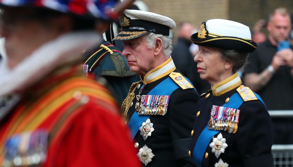 Funerali regina Elisabetta II, Re Carlo le dedica l'ultimo saluto: il messaggio sulla bara della madre