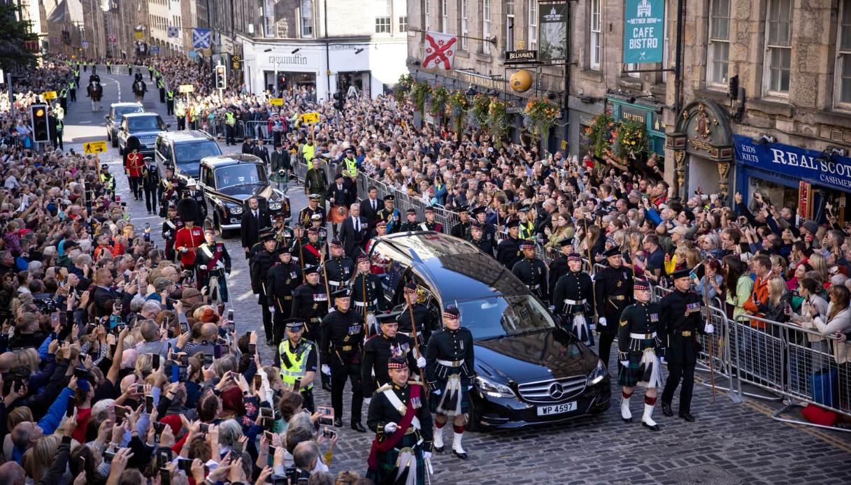 Morte regina Elisabetta, a Edimburgo re Carlo al seguito del corteo funebre con la famiglia reale: le immagini