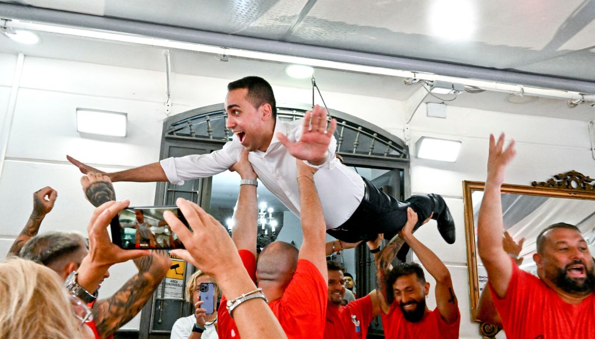 Di Maio "vola" sulle note di Dirty Dancing: il video del balletto con i camerieri in pizzeria diventa virale