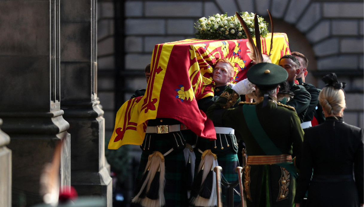 Morte regina Elisabetta, a Edimburgo re Carlo al seguito del corteo funebre con la famiglia reale: le immagini