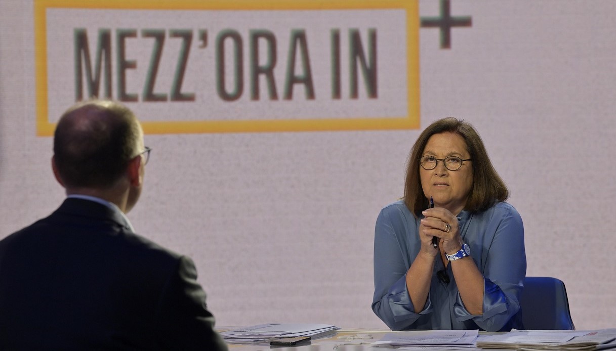 Lucia Annunziata nel corso della trasmissione Mezz'ora in più.