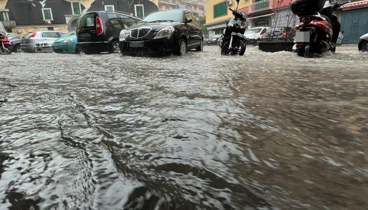 Maltempo: pioggia record e auto bloccate nel fango in Toscana, strade come fiumi in Campania