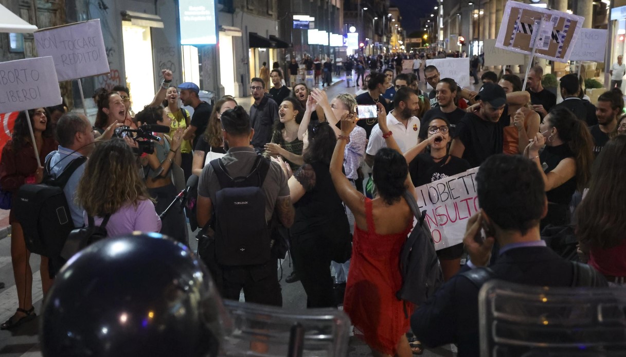 Giorgia Meloni contestata a Palermo, scontri tra polizia e manifestanti: colpita anche una giornalista