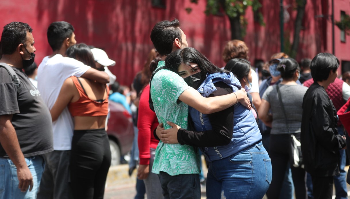 Terremoto in Messico, scossa di magnitudo 7.5. Gente in strada, tremano i palazzi della capitale