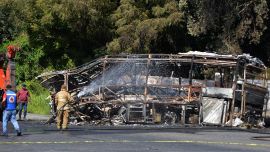 Krock mellan en buss och en bränsletanker: en massaker i Mexiko.  Båda bilarna förstördes av brand