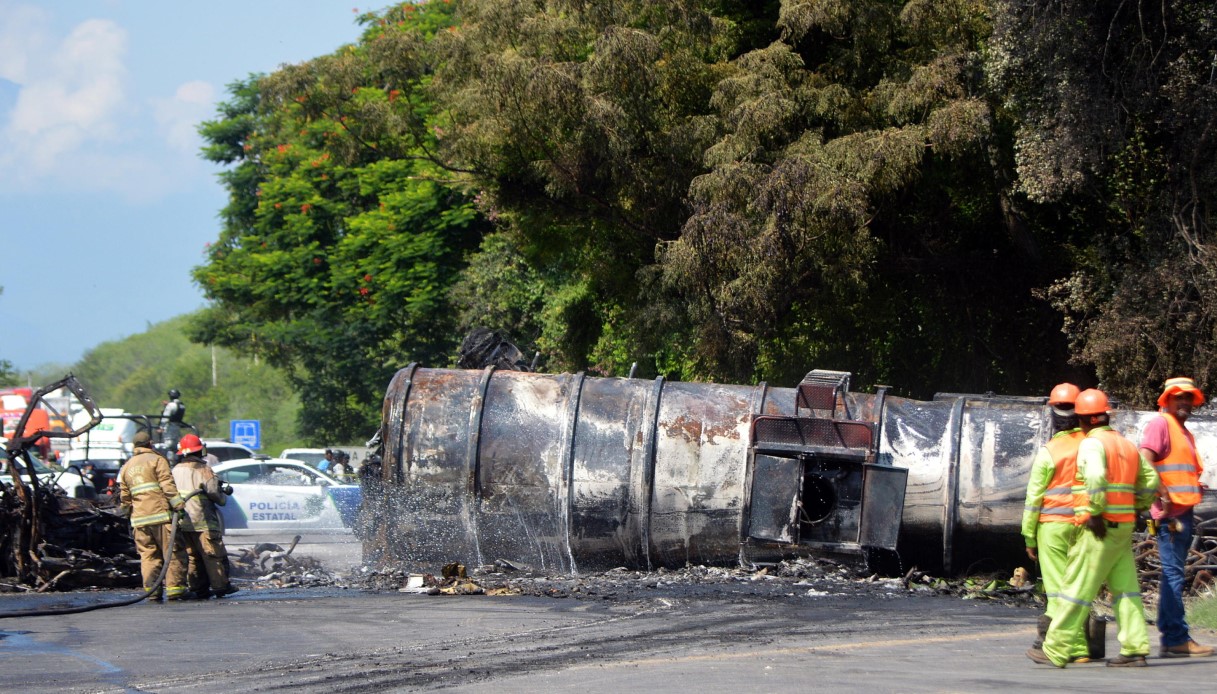 Scontro tra autobus e autobotte carico di carburante: strage in Messico. I due mezzi distrutti dalle fiamme