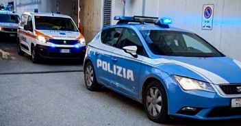 corriere sbranato cani