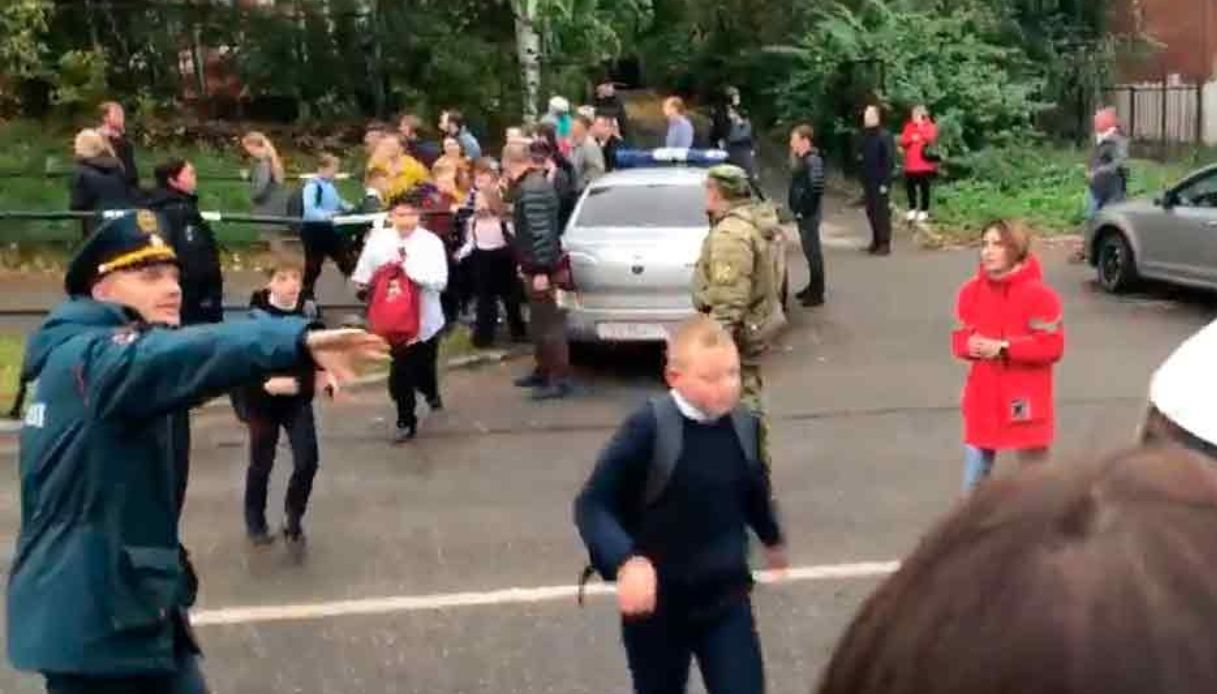 Russia, fa fuoco in una scuola e poi si suicida: bambini tra le vittime, decine i feriti