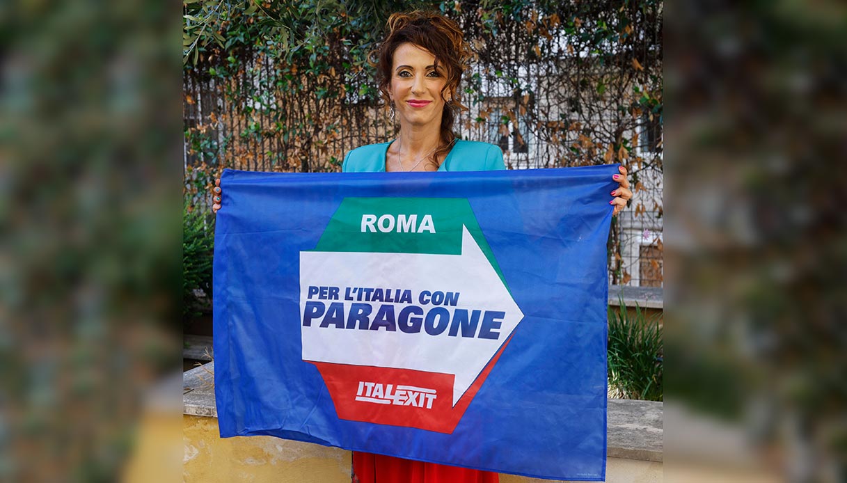 Nunzia Schilirò con la bandiera di ItalExit di Gianluigi Paragone