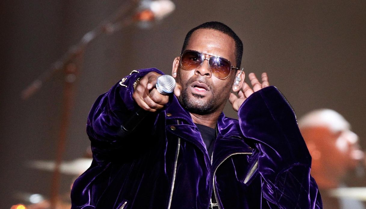 Il cantante R. Kelly colpevole di reati sessuali su minori: rischia fino a 90 anni di carcere. Tutte le accuse