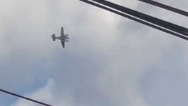 Ele rouba um avião, bate em um supermercado e ameaça, é preso ao pousar: vídeo do voo maluco