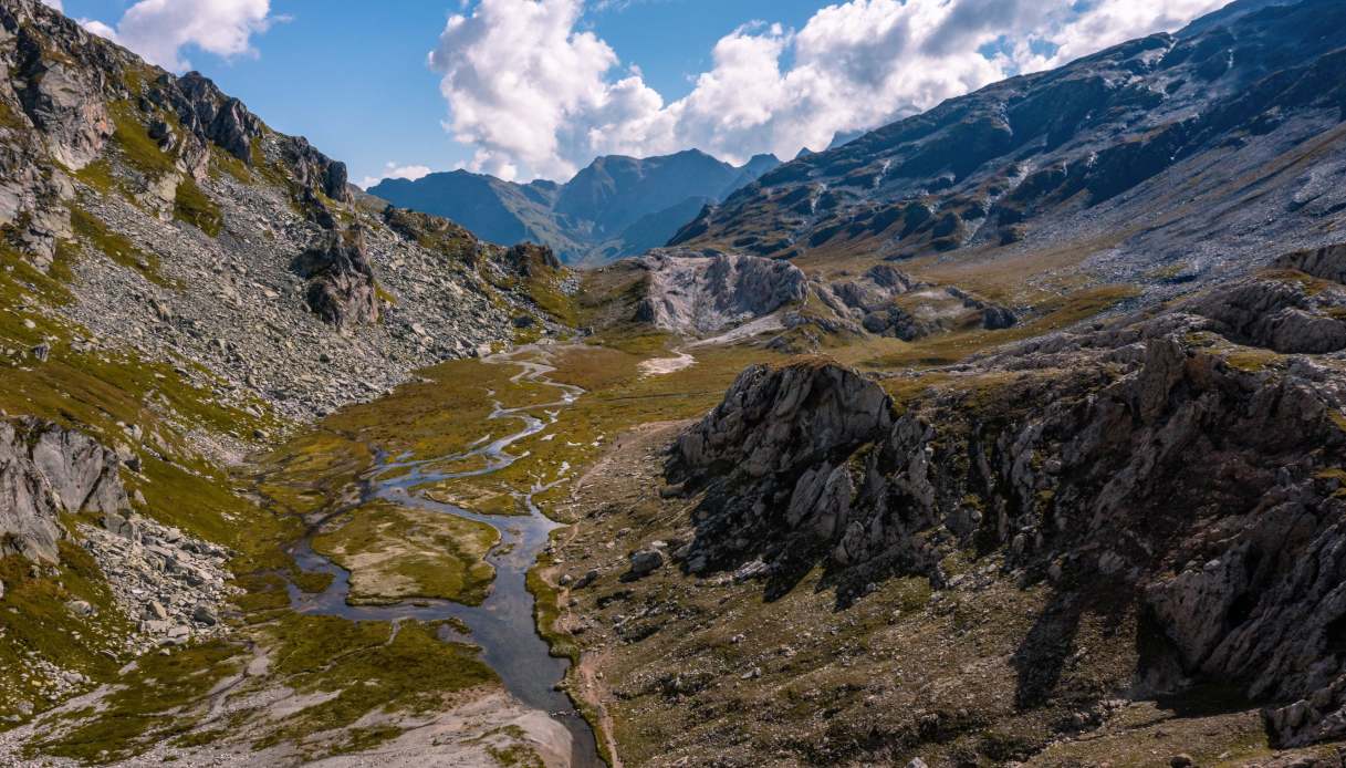 Morto 14enne italiano in Svizzera in un incidente in montagna, caduto per 100 metri: gravi altri due coetanei