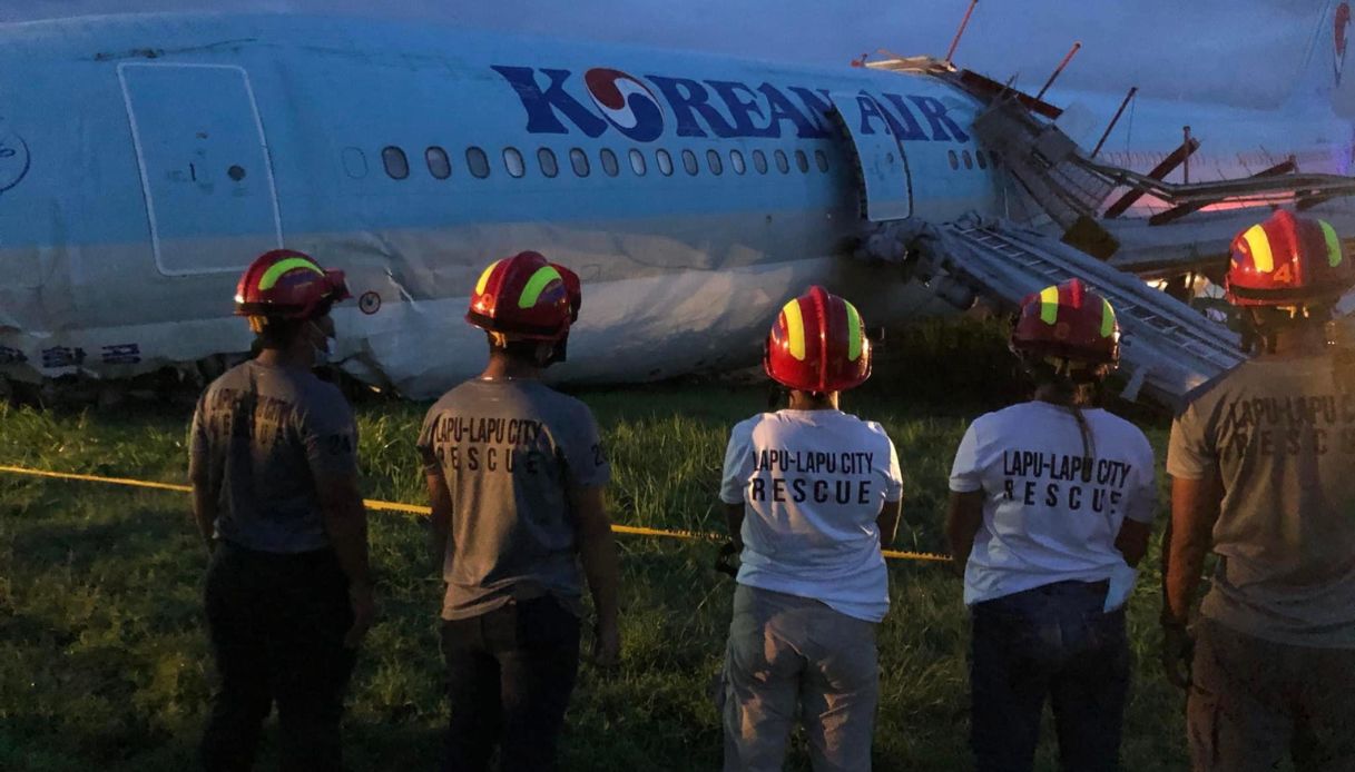 Filippine, aereo con 173 persone a bordo finisce fuori pista durante l'atterraggio: ci sono feriti