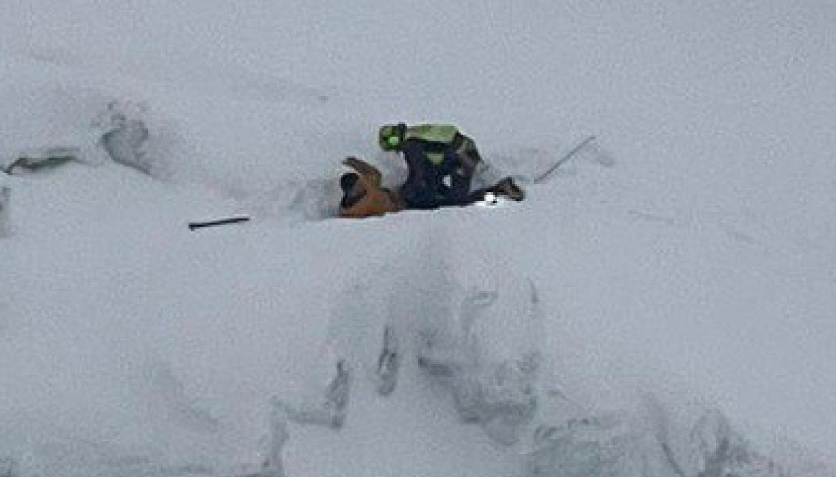 Valle d'Aosta, passa la notte sul ghiacciaio con abiti leggeri: recuperato alpinista assiderato, è grave