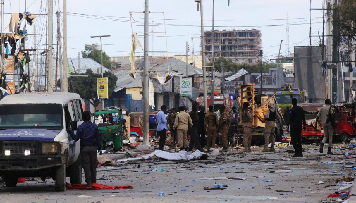 Doppio attentato a Mogadiscio, almeno 100 morti e 300 feriti in Somalia per l'esplosione di due autobombe