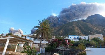 Stromboli: eruzione in corso, flusso lavico sulla sciara