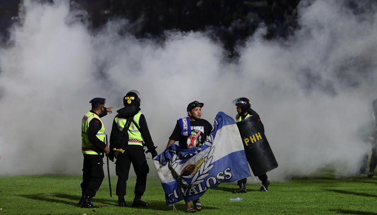 Strage allo stadio in Indonesia, oltre 180 morti negli scontri: le immagini del campo da gioco distrutto