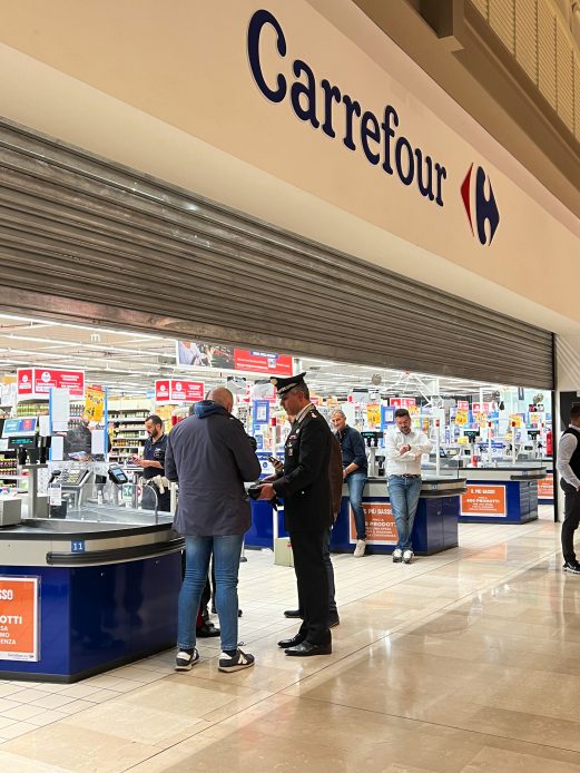 Assago Milano Accoltellamento Al Centro Commerciale Le Foto