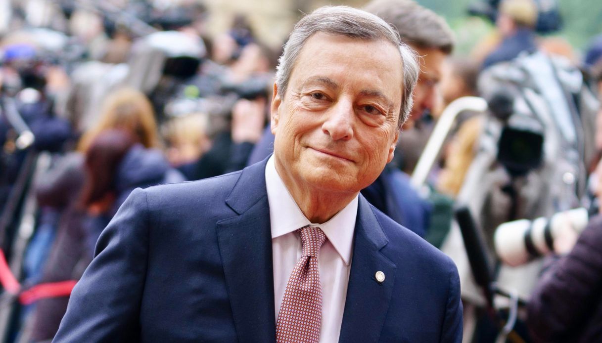Scontro tra Santoro e Augias in diretta tv sul lavoro di Draghi: "Con lui le cose sono peggiorate"