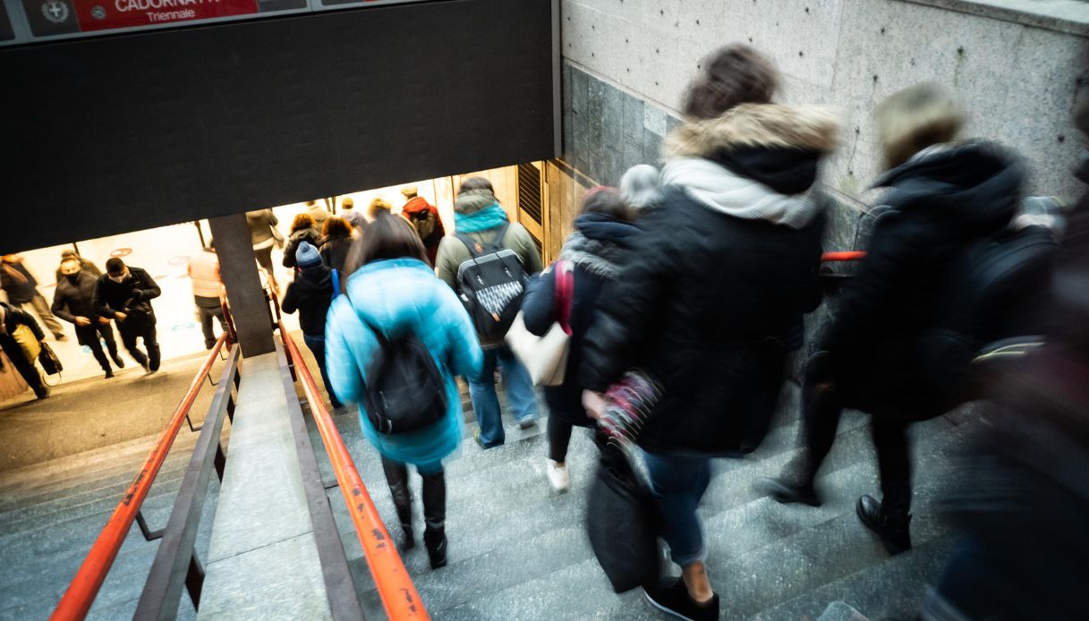 Milano, 13enne palpeggiata sulla metro di fronte al padre: arrestato il  molestatore, due casi in poche ore