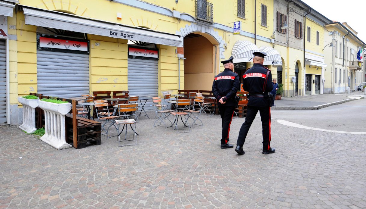 Milano, trovato in auto con ferite d'arma da fuoco e un coltello in mano: giallo sul 45enne morto a Cornaredo