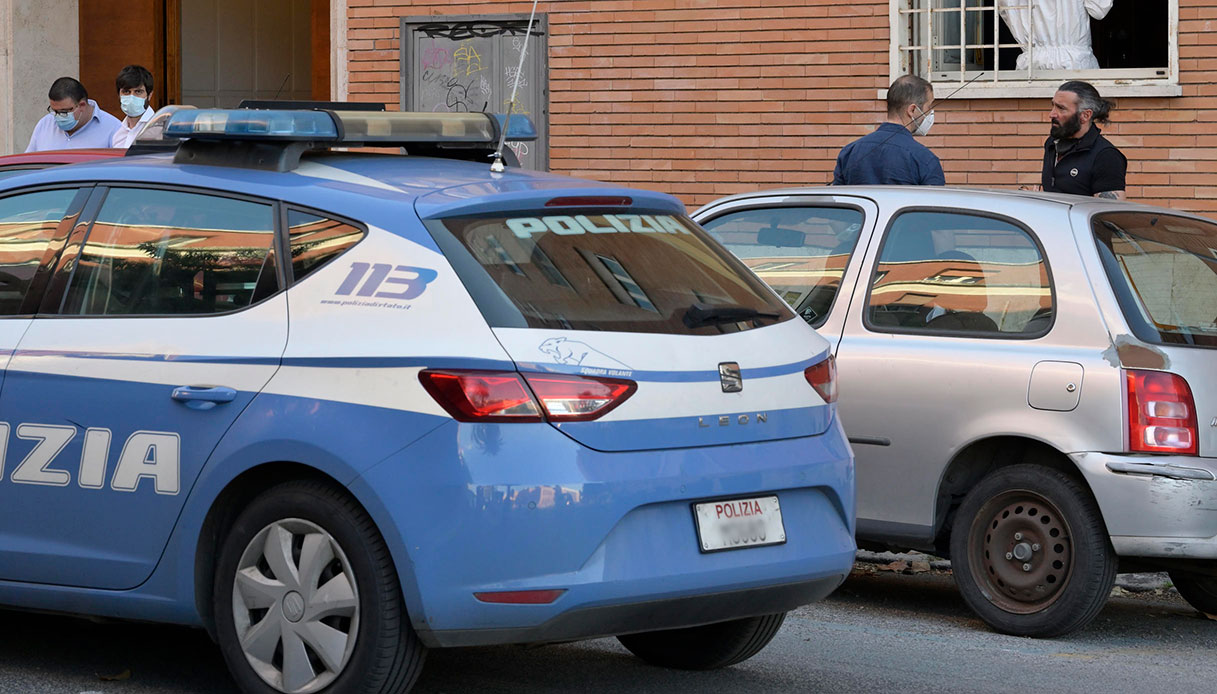 Giallo a Roma, uomo morto a San Lorenzo con lividi e ferite su tutto il