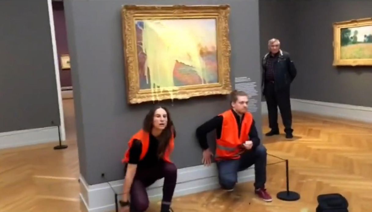 Pure contro un quadro di Monet