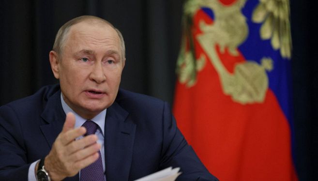 Vladimir Putin vuole salvare il suo yacht di lusso sfuggendo alle sanzioni: scortato dai militari, quanto vale