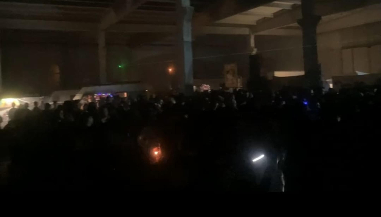 Maxi rave party di Halloween a Modena, traffico in tilt sulla A22: il ministro Piantedosi ordina lo sgombero