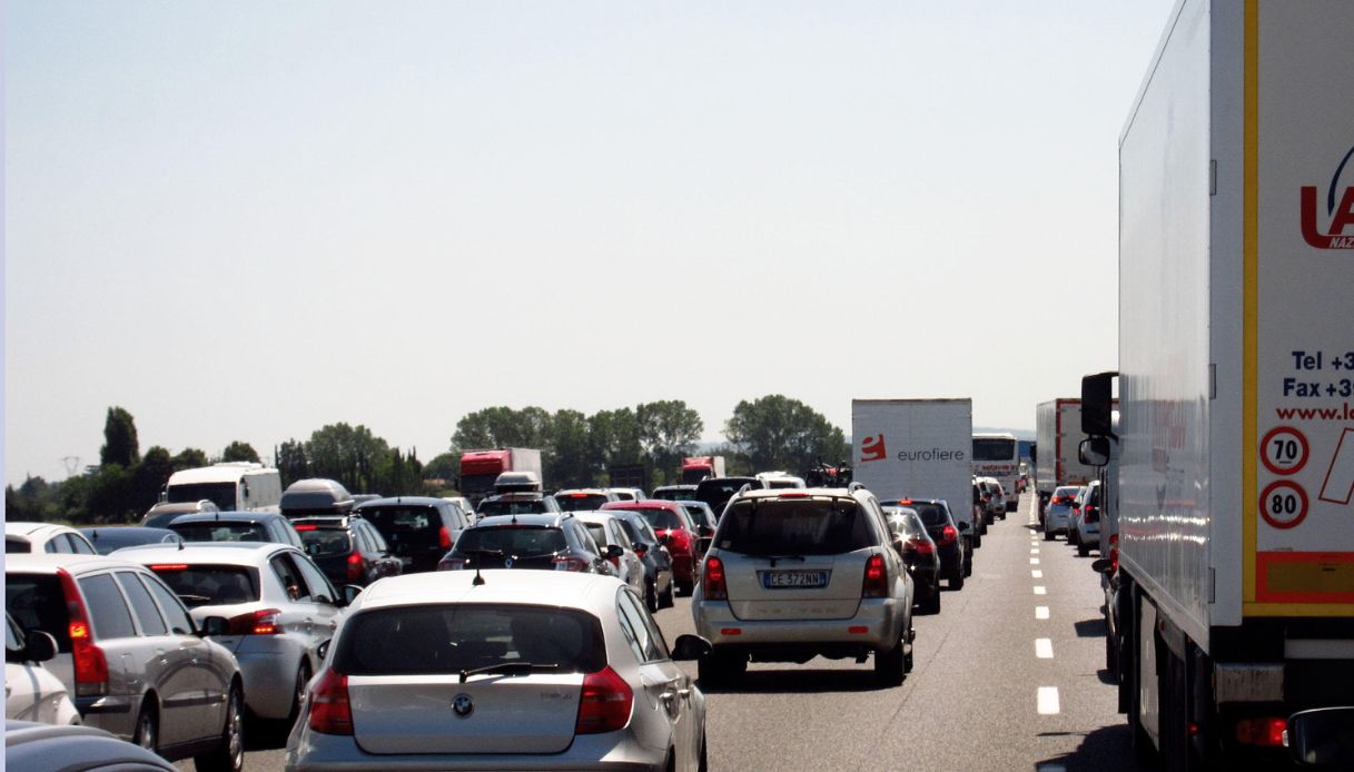 Assalto a un furgone portavalori in Puglia: banditi bloccano l’autostrada dando fuoco a due camion