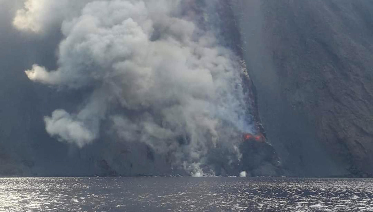 Allerta arancione per l'eruzione dello Stromboli, ancora lava e crolli: Lipari pronta all'evacuazione